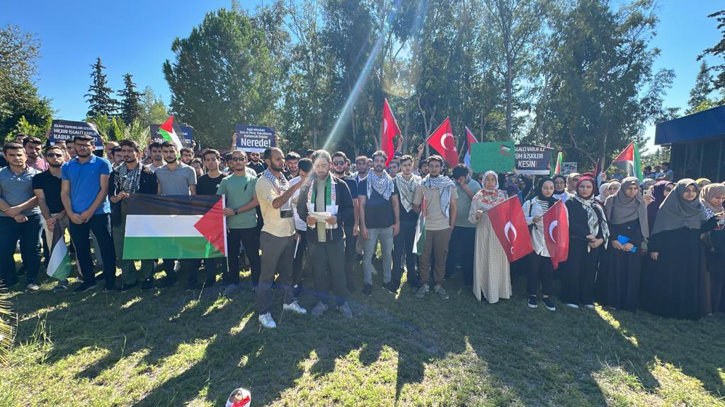 Anadolu Öğrenci Birliği Adana, üniversite öğrencileri ile yapılan Filistin'e Destek Programı, Çukurova Üniversitesi'nde gerçekleşti.
